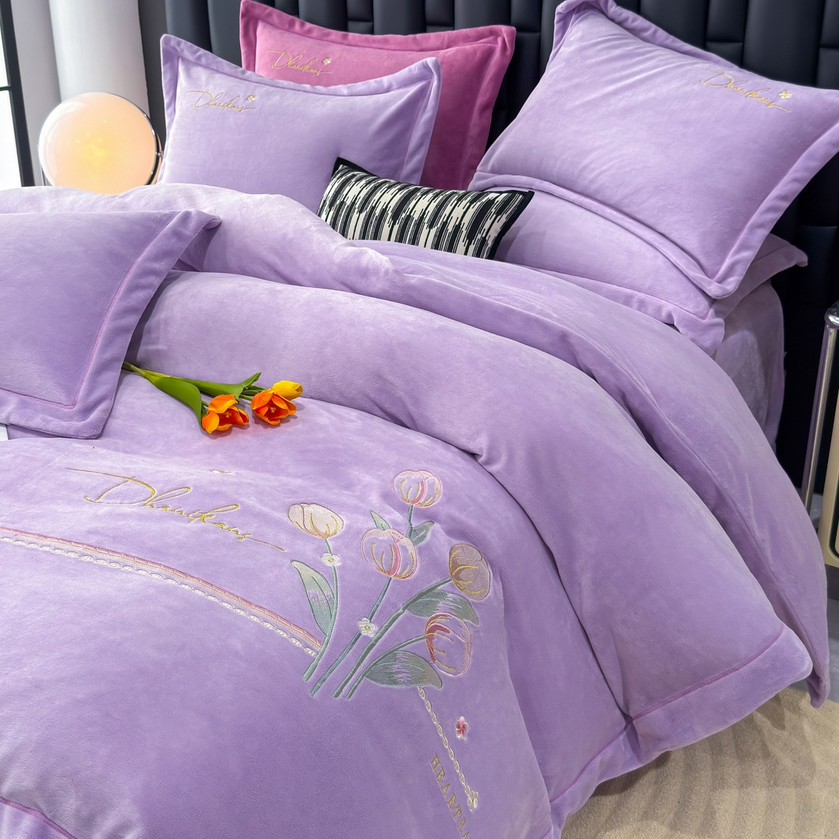 91家纺网 家纺一手货源 找家纺 优姿家纺 2025新款10斤牛奶绒宽边绣花保暖四件套-郁金花香 郁金花香-千代紫