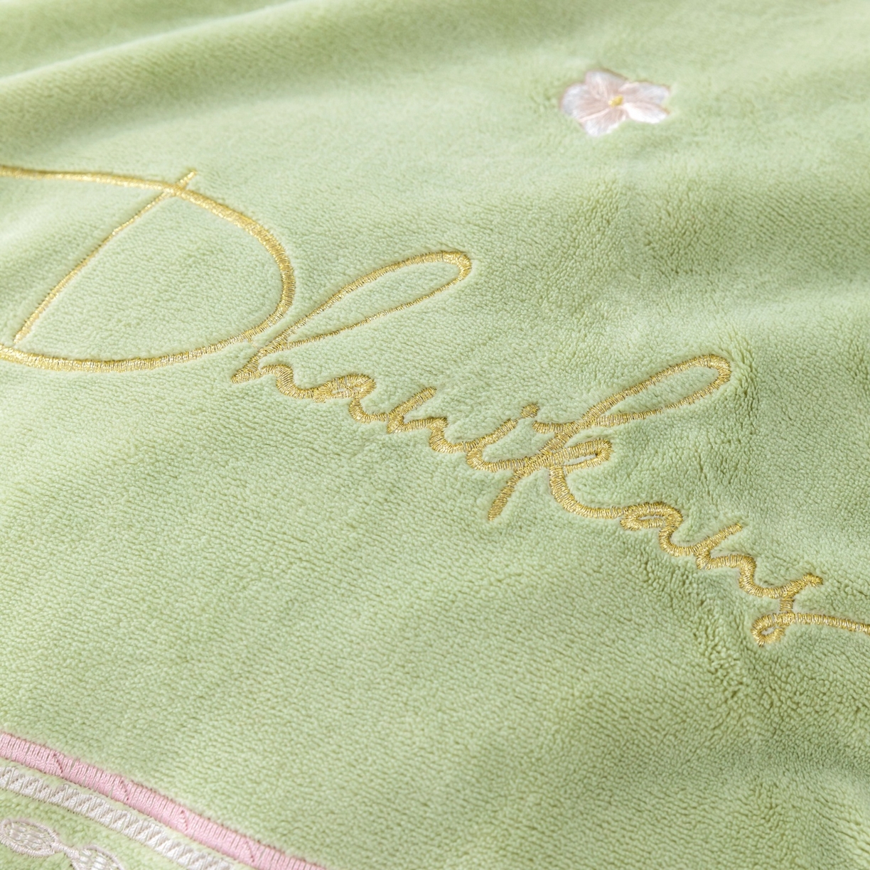 91家纺网 家纺一手货源 找家纺 优姿家纺 2025新款10斤牛奶绒宽边绣花保暖四件套-郁金花香 郁金花香-抹茶绿