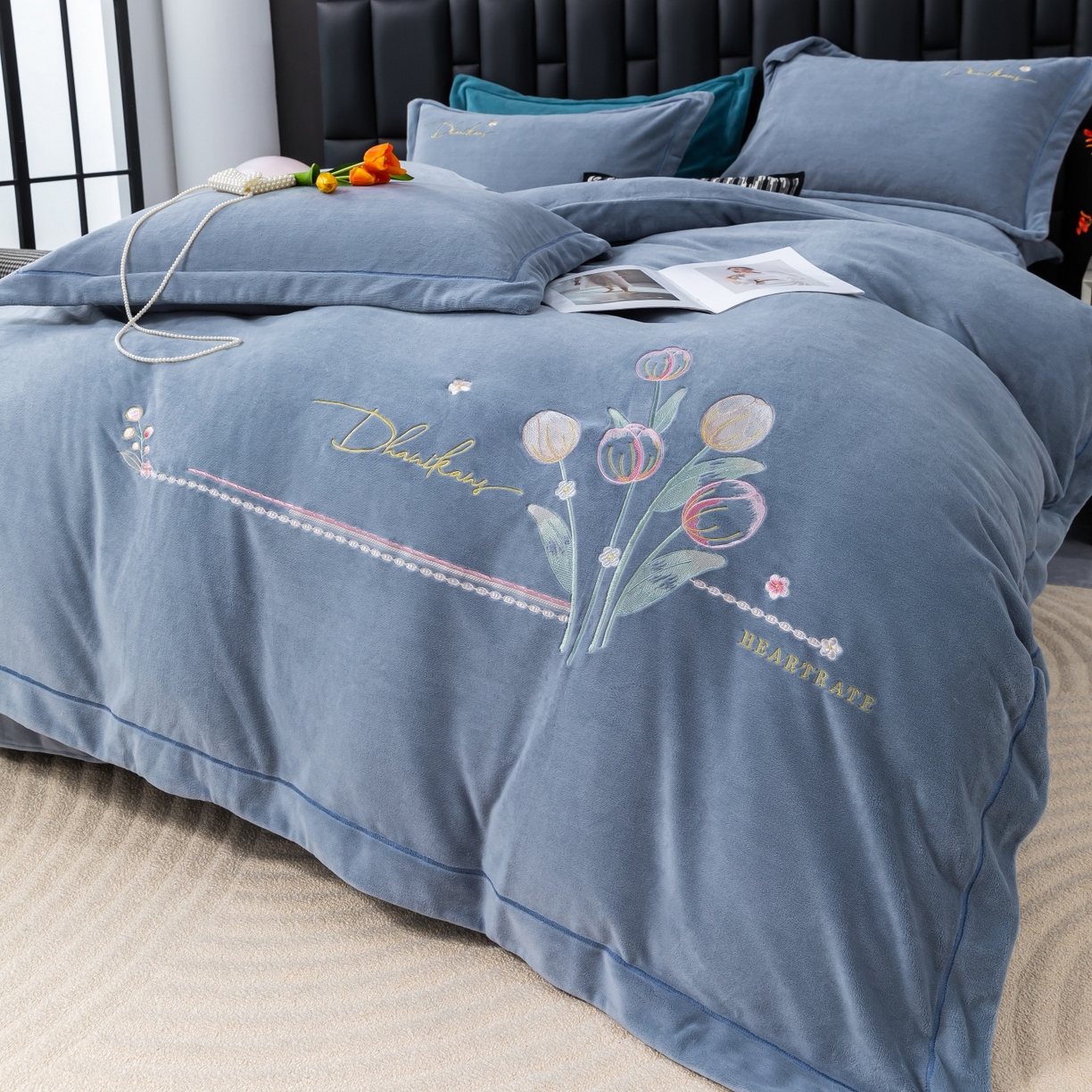 91家纺网 家纺一手货源 找家纺 优姿家纺 2025新款10斤牛奶绒宽边绣花保暖四件套-郁金花香 郁金花香-典雅灰