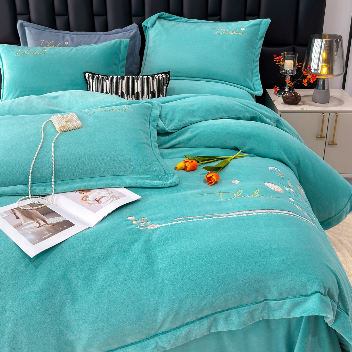 91家纺网 家纺一手货源 找家纺 优姿家纺 2025新款10斤牛奶绒宽边绣花保暖四件套-郁金花香 郁金花香-湖兰