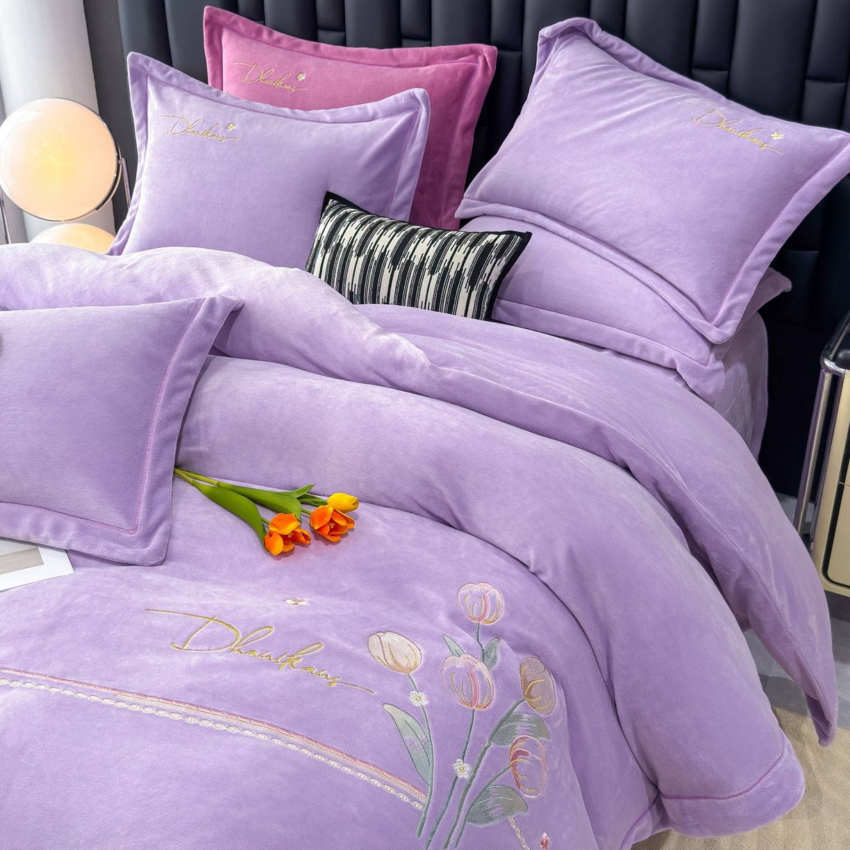 91家纺网 家纺一手货源 找家纺 优姿家纺 2025新款10斤牛奶绒宽边绣花保暖四件套-郁金花香 郁金花香-千代紫