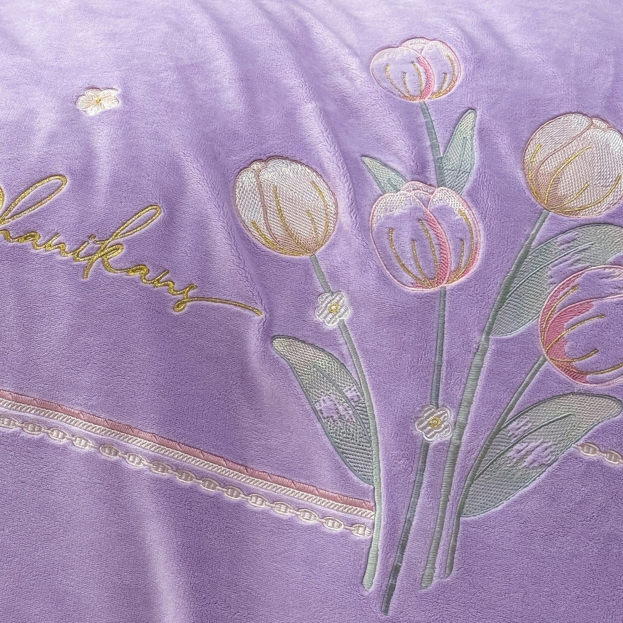 91家纺网 家纺一手货源 找家纺 优姿家纺 2025新款10斤牛奶绒宽边绣花保暖四件套-郁金花香 郁金花香-千代紫