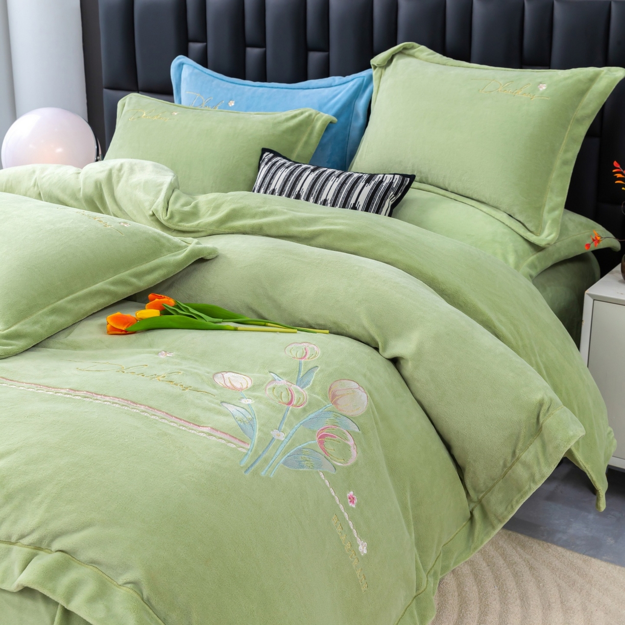 91家纺网 家纺一手货源 找家纺 优姿家纺 2025新款10斤牛奶绒宽边绣花保暖四件套-郁金花香 郁金花香-抹茶绿