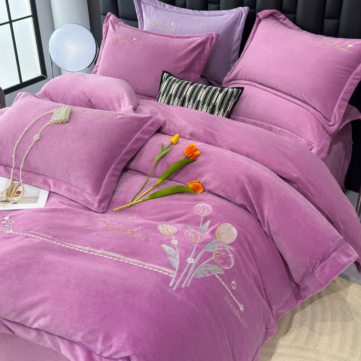 91家纺网 家纺一手货源 找家纺 优姿家纺 2025新款10斤牛奶绒宽边绣花保暖四件套-郁金花香 郁金花香-紫