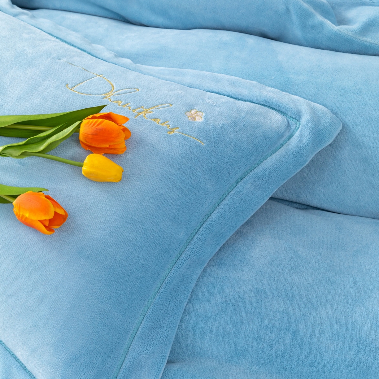 91家纺网 家纺一手货源 找家纺 优姿家纺 2025新款10斤牛奶绒宽边绣花保暖四件套-郁金花香 郁金花香-天兰