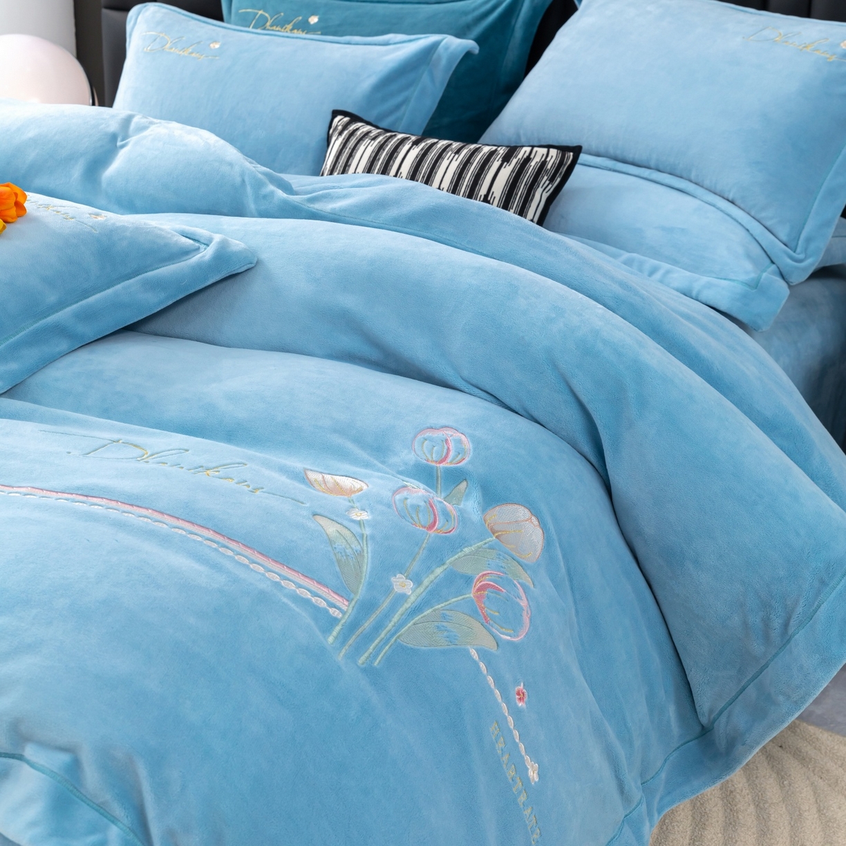 91家纺网 家纺一手货源 找家纺 优姿家纺 2025新款10斤牛奶绒宽边绣花保暖四件套-郁金花香 郁金花香-天兰