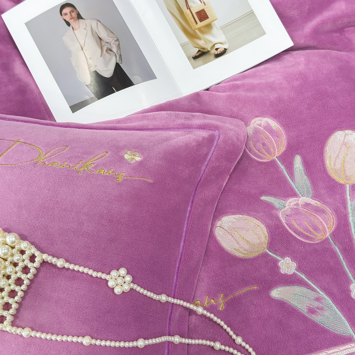 91家纺网 家纺一手货源 找家纺 优姿家纺 2025新款10斤牛奶绒宽边绣花保暖四件套-郁金花香 郁金花香-紫