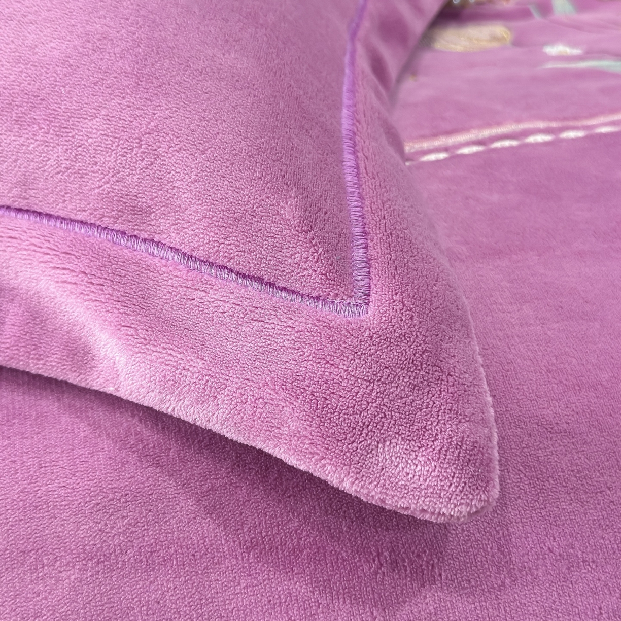 91家纺网 家纺一手货源 找家纺 优姿家纺 2025新款10斤牛奶绒宽边绣花保暖四件套-郁金花香 郁金花香-紫