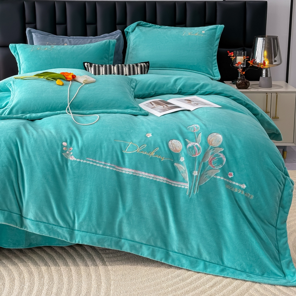 91家纺网 家纺一手货源 找家纺 优姿家纺 2025新款10斤牛奶绒宽边绣花保暖四件套-郁金花香 郁金花香-湖兰