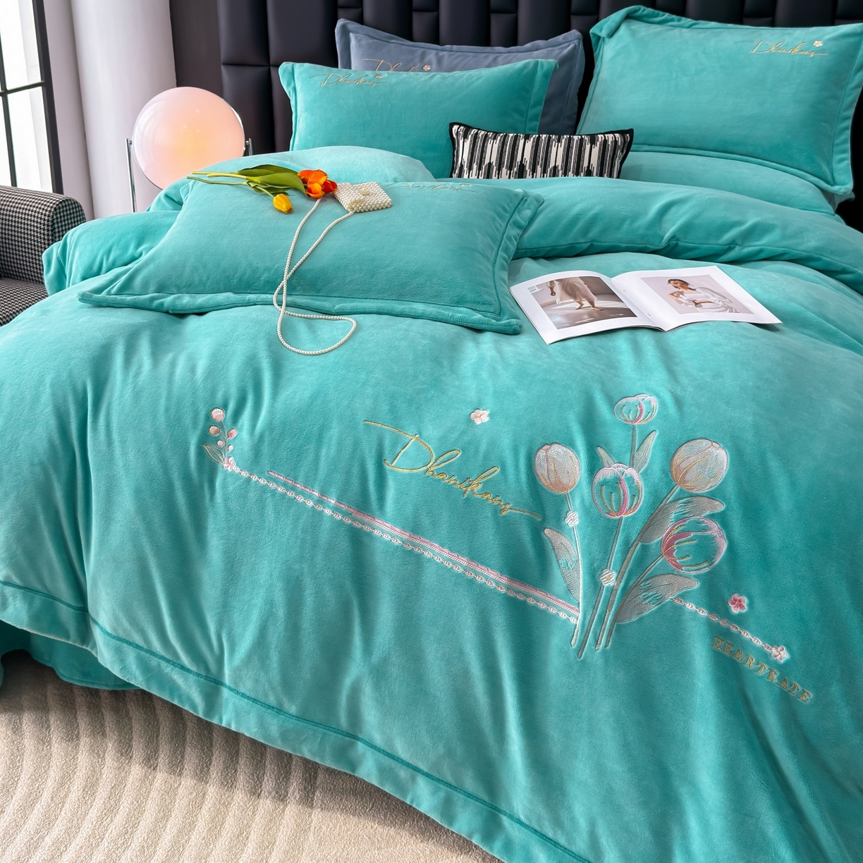 91家纺网 家纺一手货源 找家纺 优姿家纺 2025新款10斤牛奶绒宽边绣花保暖四件套-郁金花香 郁金花香-湖兰