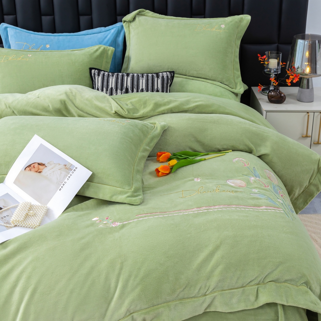 91家纺网 家纺一手货源 找家纺 优姿家纺 2025新款10斤牛奶绒宽边绣花保暖四件套-郁金花香 郁金花香-抹茶绿