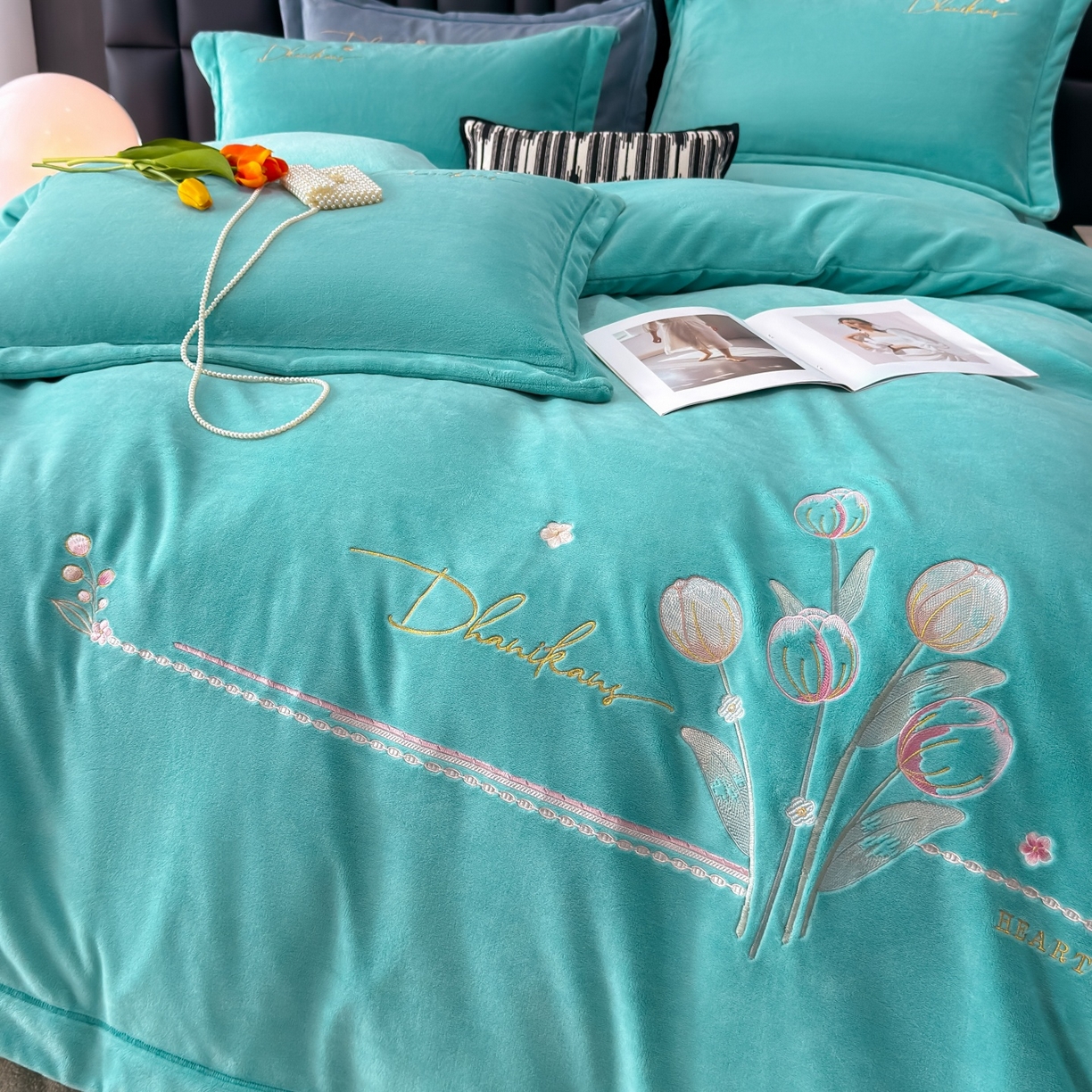 91家纺网 家纺一手货源 找家纺 优姿家纺 2025新款10斤牛奶绒宽边绣花保暖四件套-郁金花香 郁金花香-湖兰