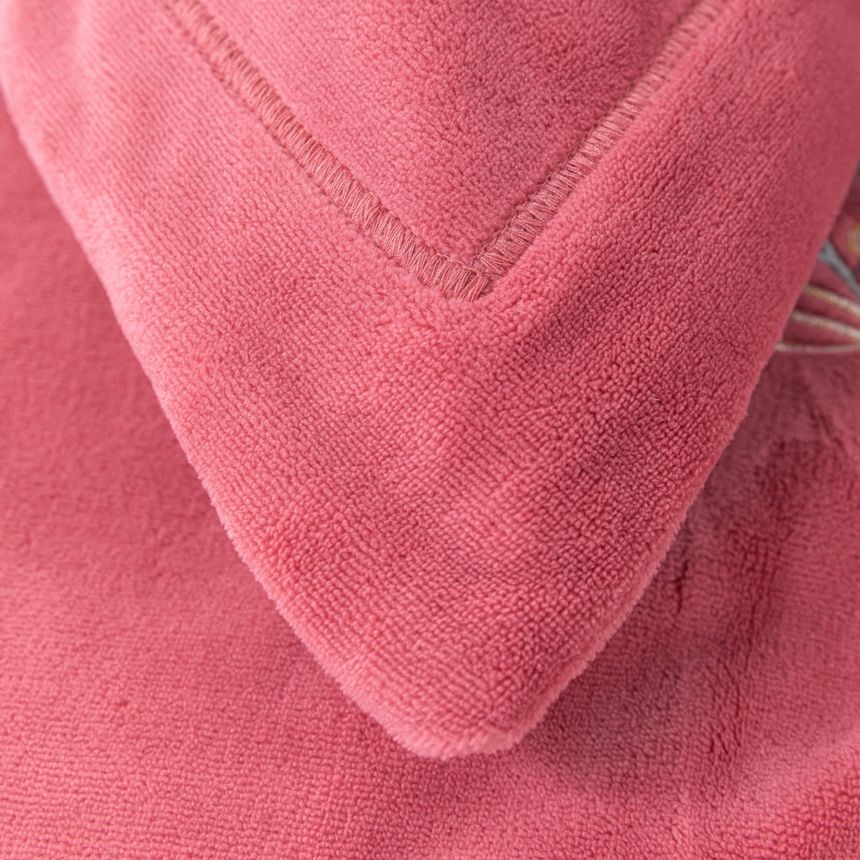 91家纺网 家纺一手货源 找家纺 优姿家纺 2025新款10斤牛奶绒宽边绣花保暖四件套-郁金花香 郁金花香-皮红