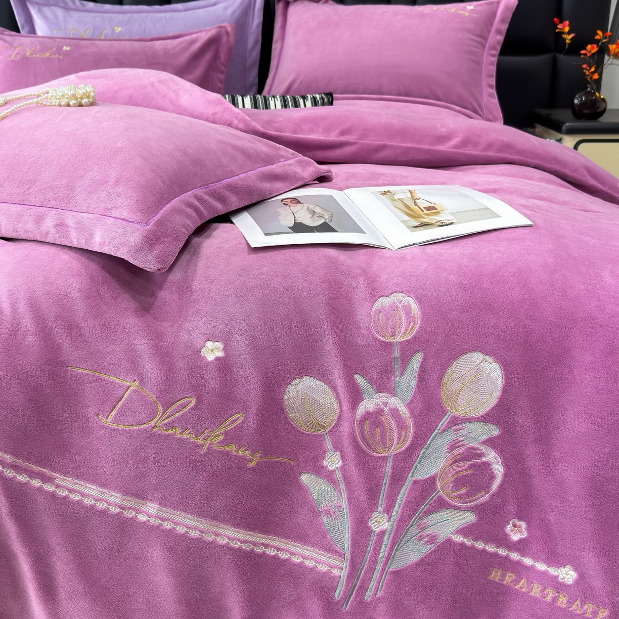 91家纺网 家纺一手货源 找家纺 优姿家纺 2025新款10斤牛奶绒宽边绣花保暖四件套-郁金花香 郁金花香-紫