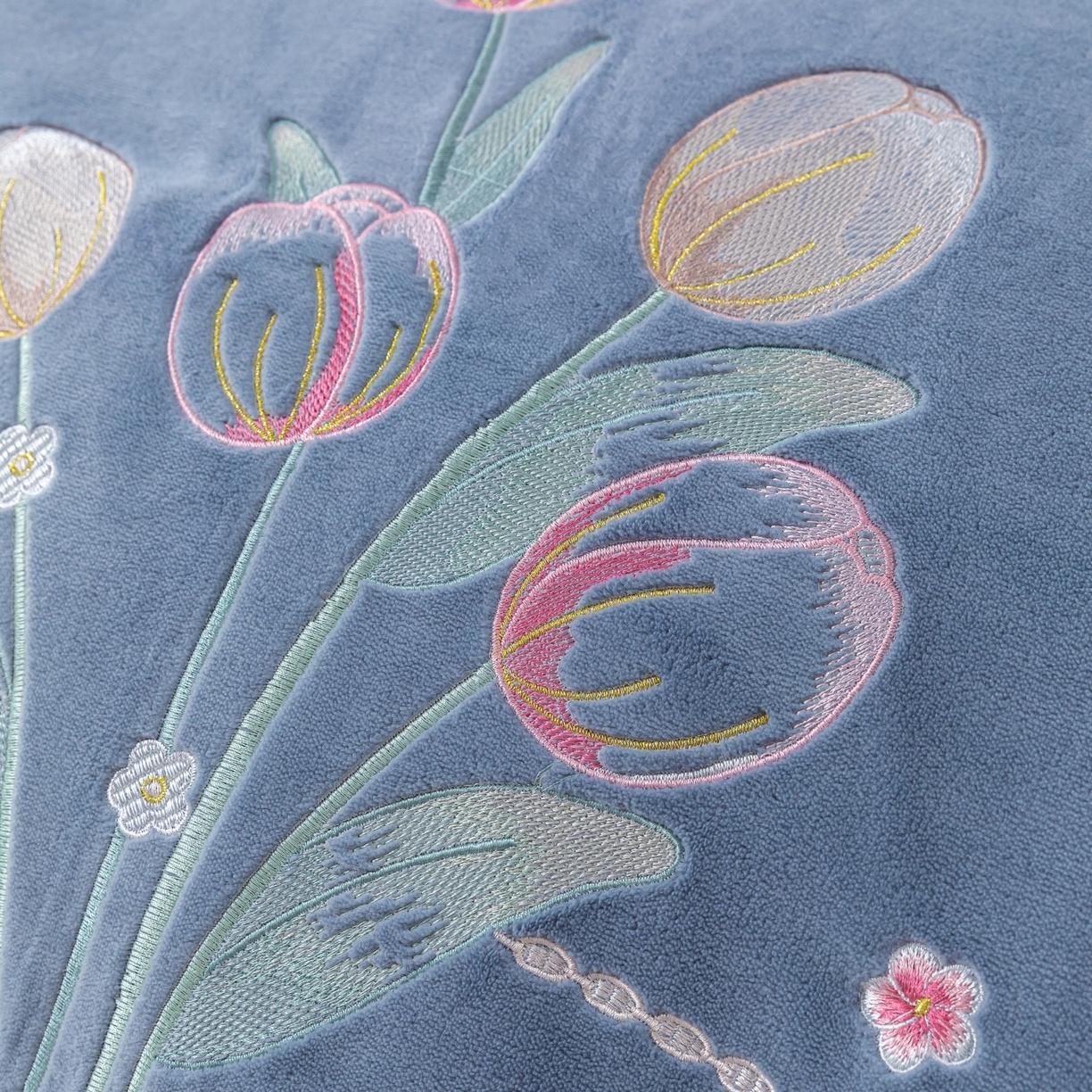 91家纺网 家纺一手货源 找家纺 优姿家纺 2025新款10斤牛奶绒宽边绣花保暖四件套-郁金花香 郁金花香-典雅灰