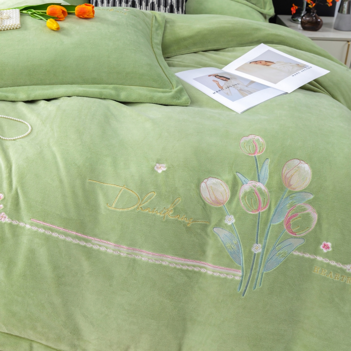 91家纺网 家纺一手货源 找家纺 优姿家纺 2025新款10斤牛奶绒宽边绣花保暖四件套-郁金花香 郁金花香-抹茶绿