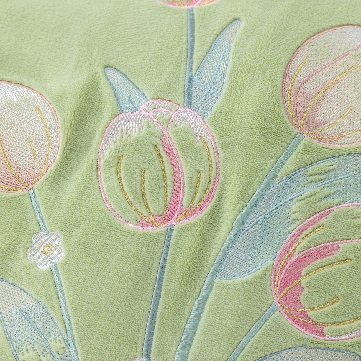 91家纺网 家纺一手货源 找家纺 优姿家纺 2025新款10斤牛奶绒宽边绣花保暖四件套-郁金花香 郁金花香-抹茶绿