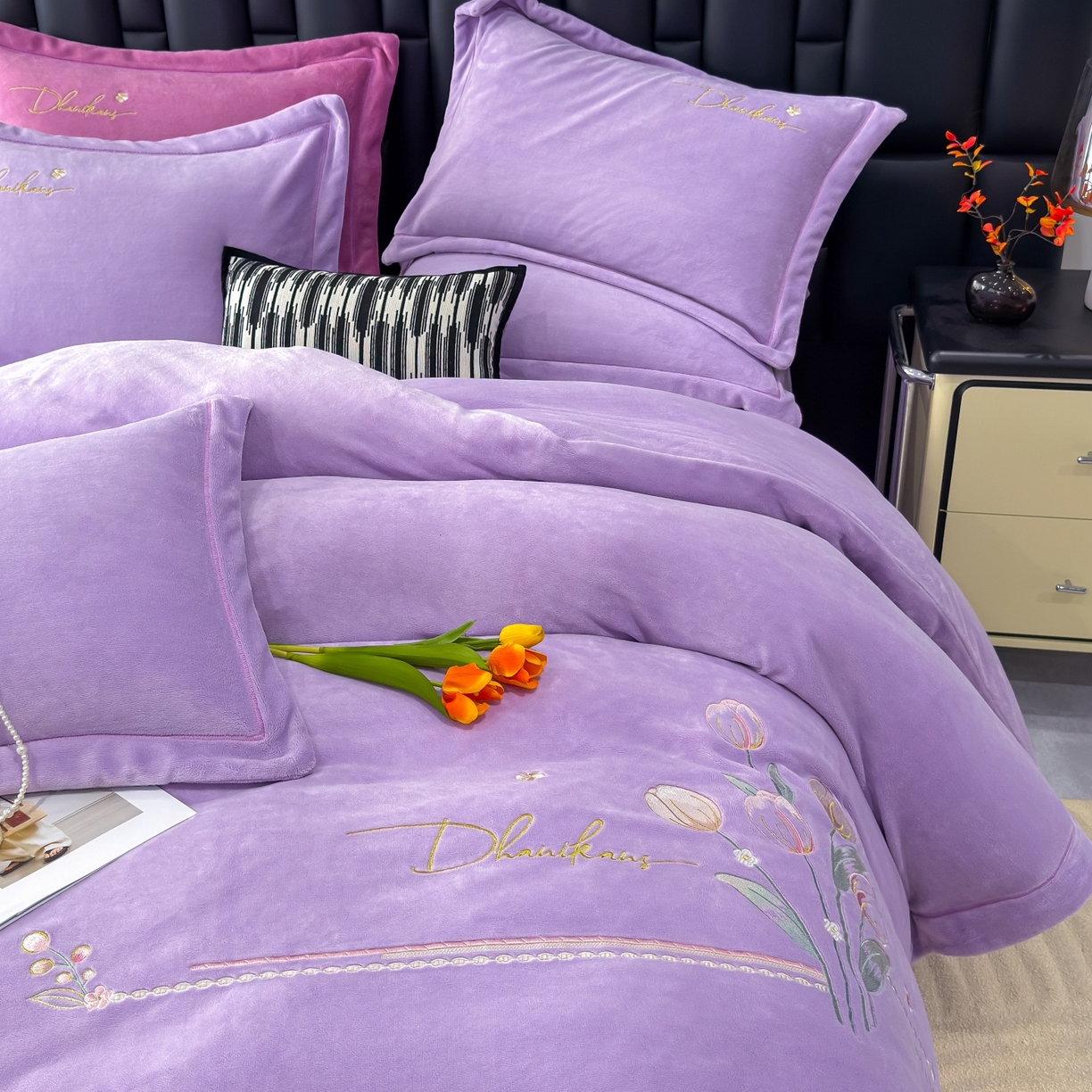 91家纺网 家纺一手货源 找家纺 优姿家纺 2025新款10斤牛奶绒宽边绣花保暖四件套-郁金花香 郁金花香-千代紫