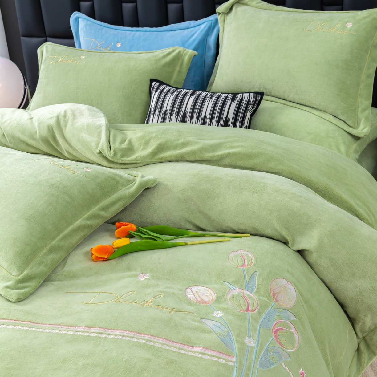 91家纺网 家纺一手货源 找家纺 优姿家纺 2025新款10斤牛奶绒宽边绣花保暖四件套-郁金花香 郁金花香-抹茶绿