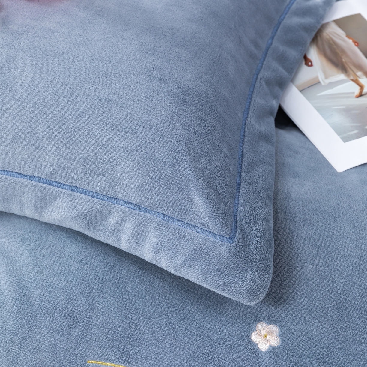 91家纺网 家纺一手货源 找家纺 优姿家纺 2025新款10斤牛奶绒宽边绣花保暖四件套-郁金花香 郁金花香-典雅灰