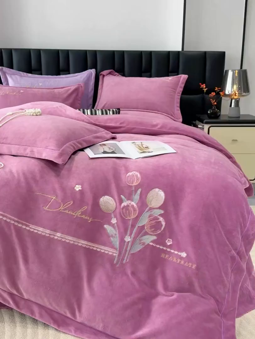 91家纺网 家纺一手货源 找家纺 优姿家纺 2025新款10斤牛奶绒宽边绣花保暖四件套-郁金花香 郁金花香-紫