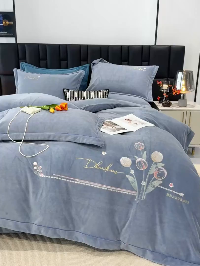 91家纺网 家纺一手货源 找家纺 优姿家纺 2025新款10斤牛奶绒宽边绣花保暖四件套-郁金花香 郁金花香-典雅灰