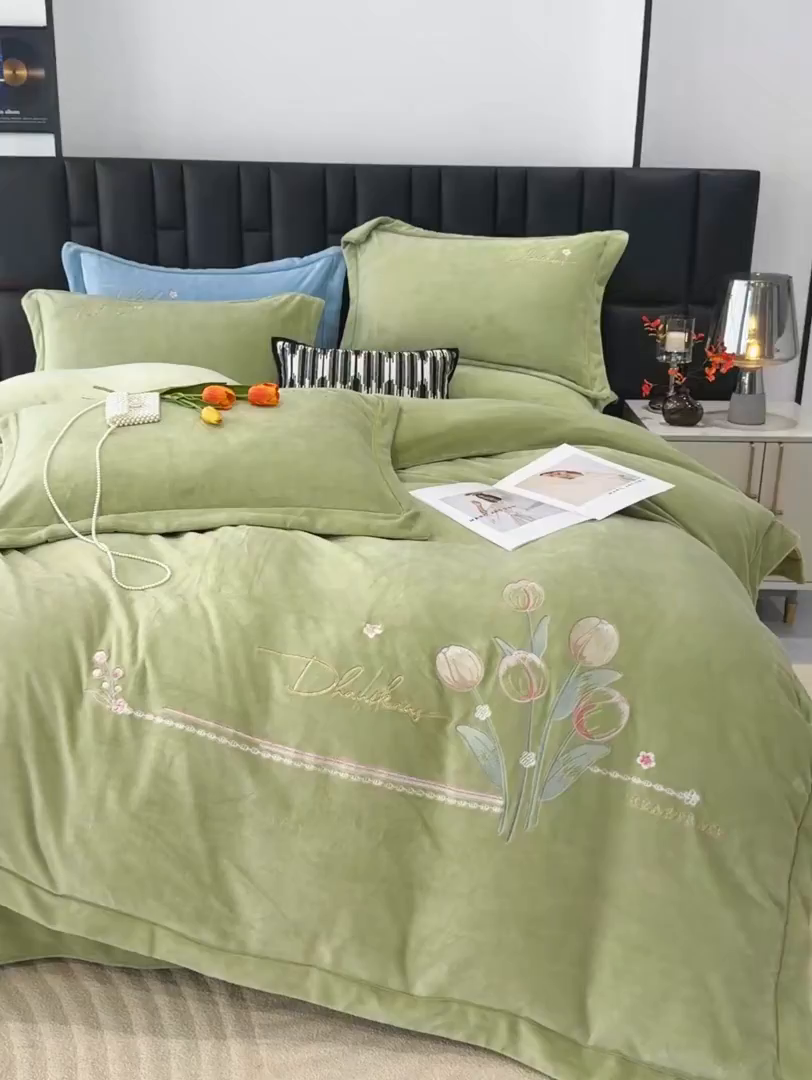 91家纺网 家纺一手货源 找家纺 优姿家纺 2025新款10斤牛奶绒宽边绣花保暖四件套-郁金花香 郁金花香-抹茶绿