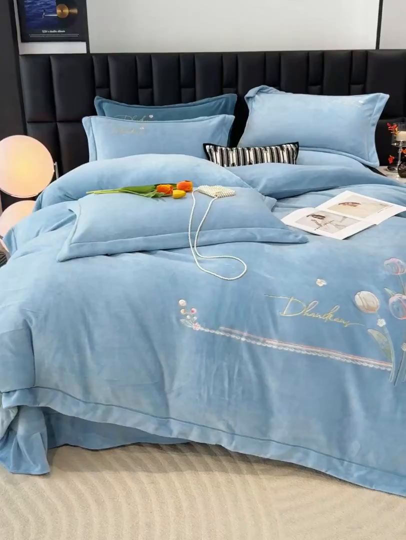 91家纺网 家纺一手货源 找家纺 优姿家纺 2025新款10斤牛奶绒宽边绣花保暖四件套-郁金花香 郁金花香-天兰