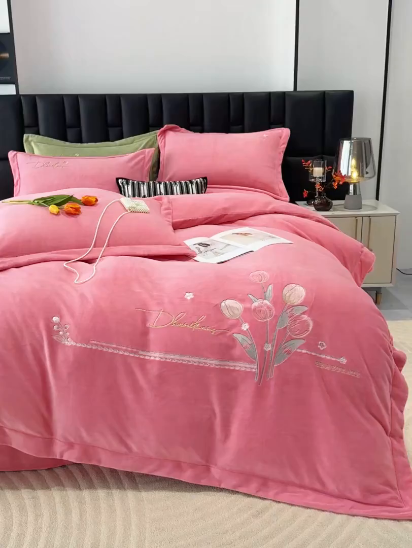 91家纺网 家纺一手货源 找家纺 优姿家纺 2025新款10斤牛奶绒宽边绣花保暖四件套-郁金花香 郁金花香-皮红