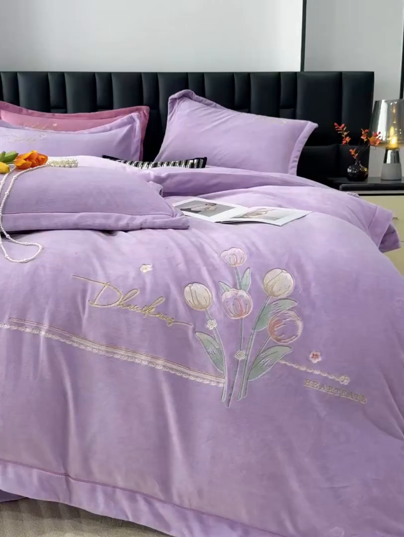 91家纺网 家纺一手货源 找家纺 优姿家纺 2025新款10斤牛奶绒宽边绣花保暖四件套-郁金花香 郁金花香-千代紫