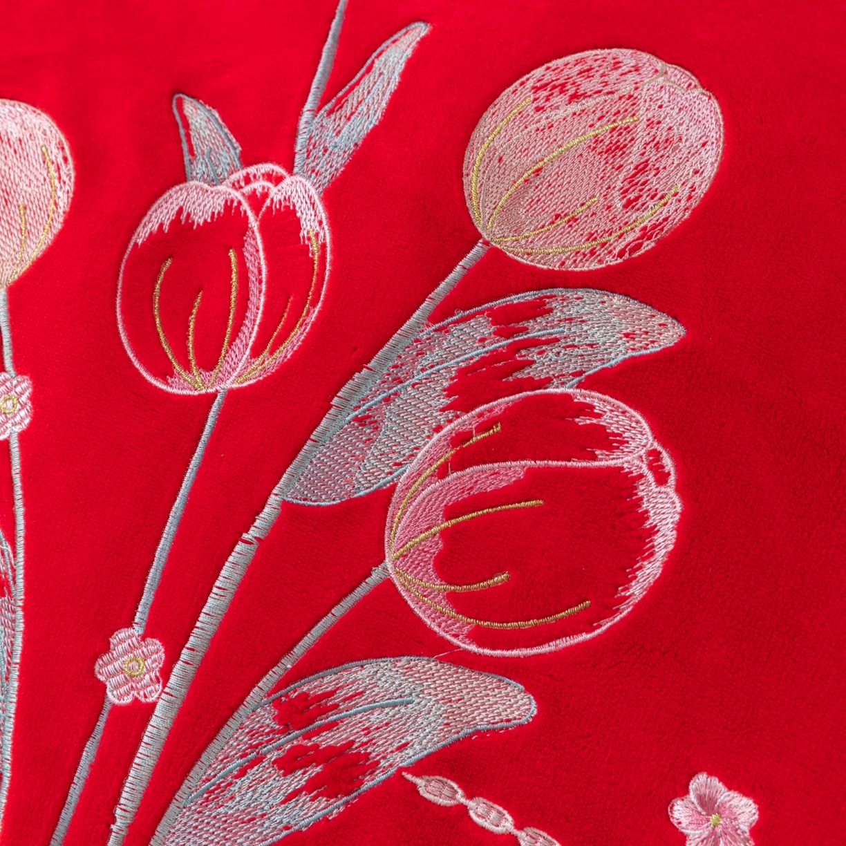 91家纺网 家纺一手货源 找家纺 优姿家纺 2025新款10斤牛奶绒宽边绣花保暖四件套-郁金花香 郁金花香-大红