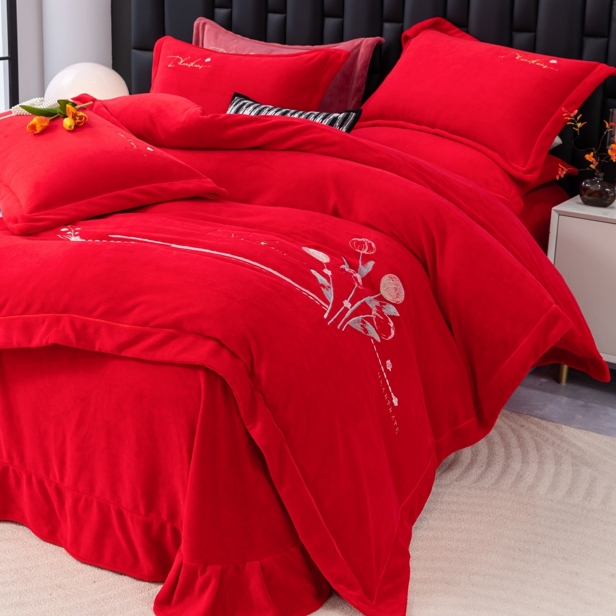 91家纺网 家纺一手货源 找家纺 优姿家纺 2025新款10斤牛奶绒宽边绣花保暖四件套-郁金花香 郁金花香-大红