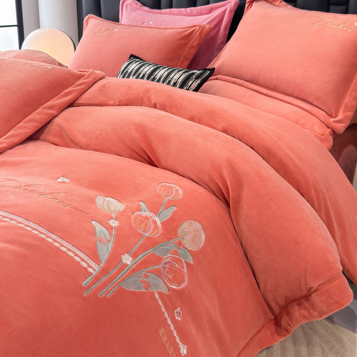 91家纺网 家纺一手货源 找家纺 优姿家纺 2025新款10斤牛奶绒宽边绣花保暖四件套-郁金花香 郁金花香-桔