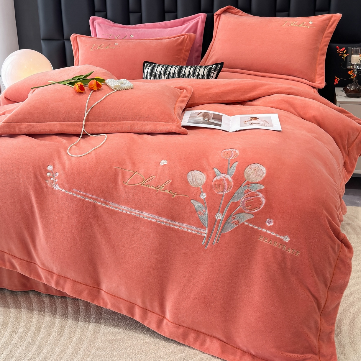 91家纺网 家纺一手货源 找家纺 优姿家纺 2025新款10斤牛奶绒宽边绣花保暖四件套-郁金花香 郁金花香-桔