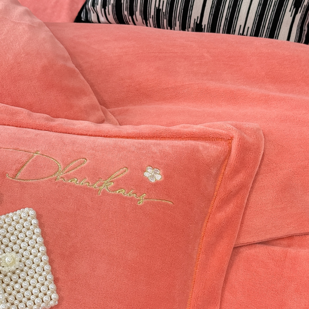 91家纺网 家纺一手货源 找家纺 优姿家纺 2025新款10斤牛奶绒宽边绣花保暖四件套-郁金花香 郁金花香-桔