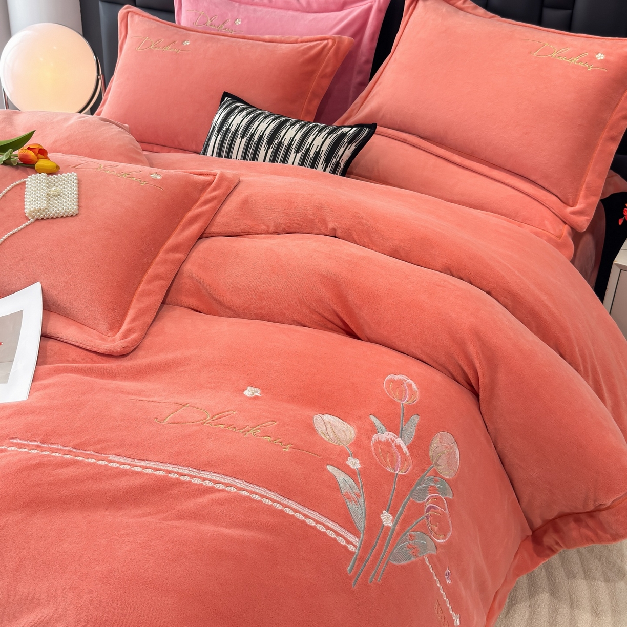 91家纺网 家纺一手货源 找家纺 优姿家纺 2025新款10斤牛奶绒宽边绣花保暖四件套-郁金花香 郁金花香-桔