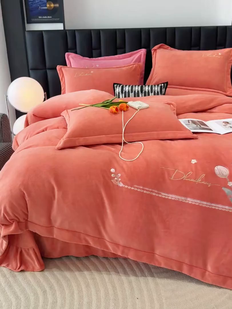 91家纺网 家纺一手货源 找家纺 优姿家纺 2025新款10斤牛奶绒宽边绣花保暖四件套-郁金花香 郁金花香-桔