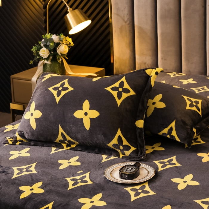 91家纺网 家纺一手货源 找家纺 宝薇 2025新款加厚保暖简约风小版印花牛奶绒四件套 大咖-黄