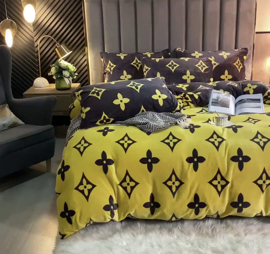 91家纺网 家纺一手货源 找家纺 宝薇 2025新款加厚保暖简约风小版印花牛奶绒四件套 大咖-黄