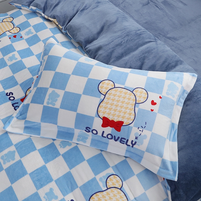 91家纺网 家纺一手货源 找家纺 宝薇 2025新款加厚保暖简约风小版印花牛奶绒四件套 酷酷熊蓝