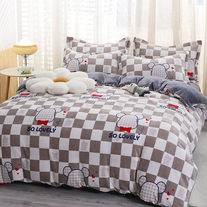 91家纺网 家纺一手货源 找家纺 宝薇 2025新款加厚保暖简约风小版印花牛奶绒四件套 酷酷熊灰