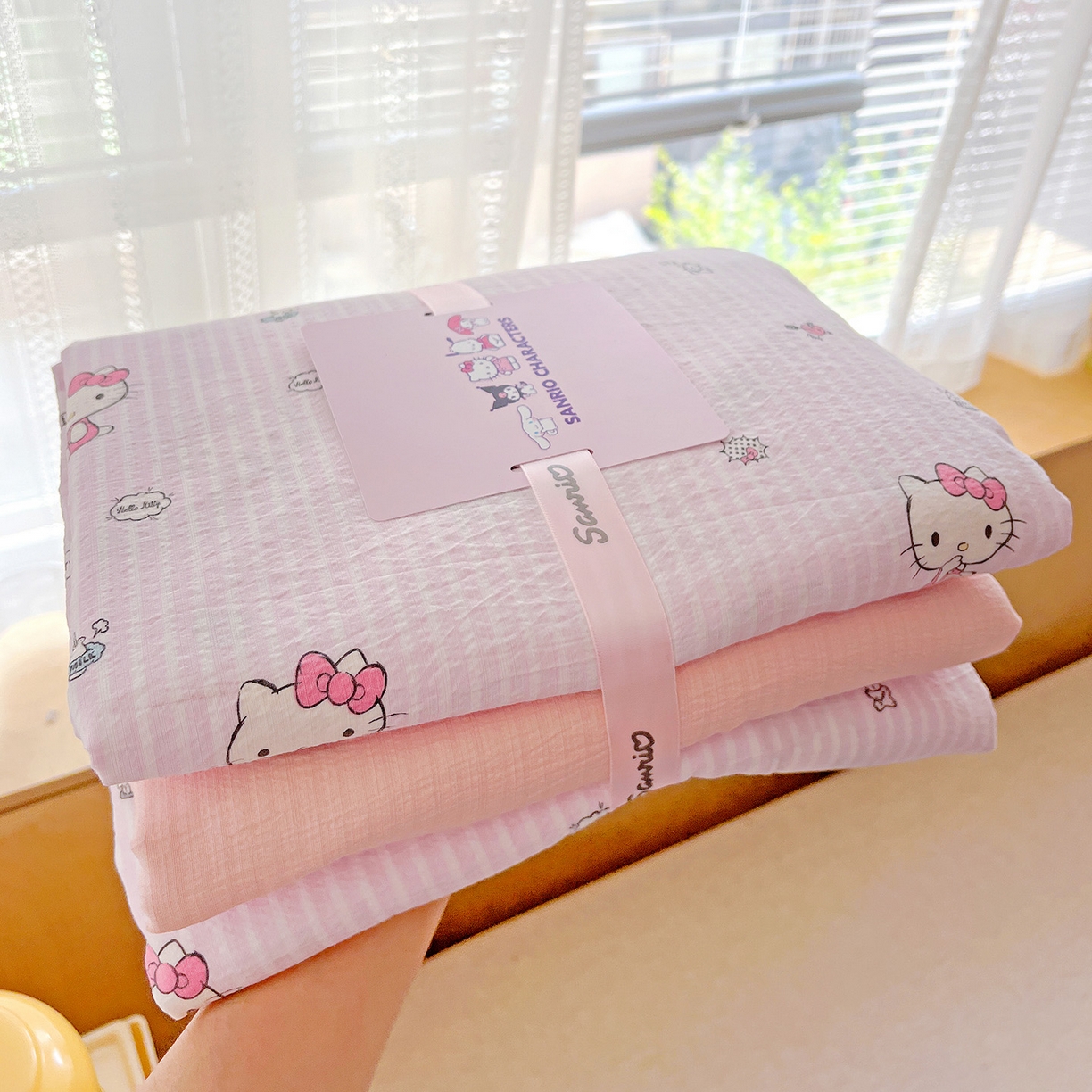 91家纺网 家纺一手货源 找家纺 奈颜 2025新款三丽鸥爆款云感双层纱印花四件套学生宿舍三件套-含防伪吊牌-提供买家秀 条纹KT-浅粉