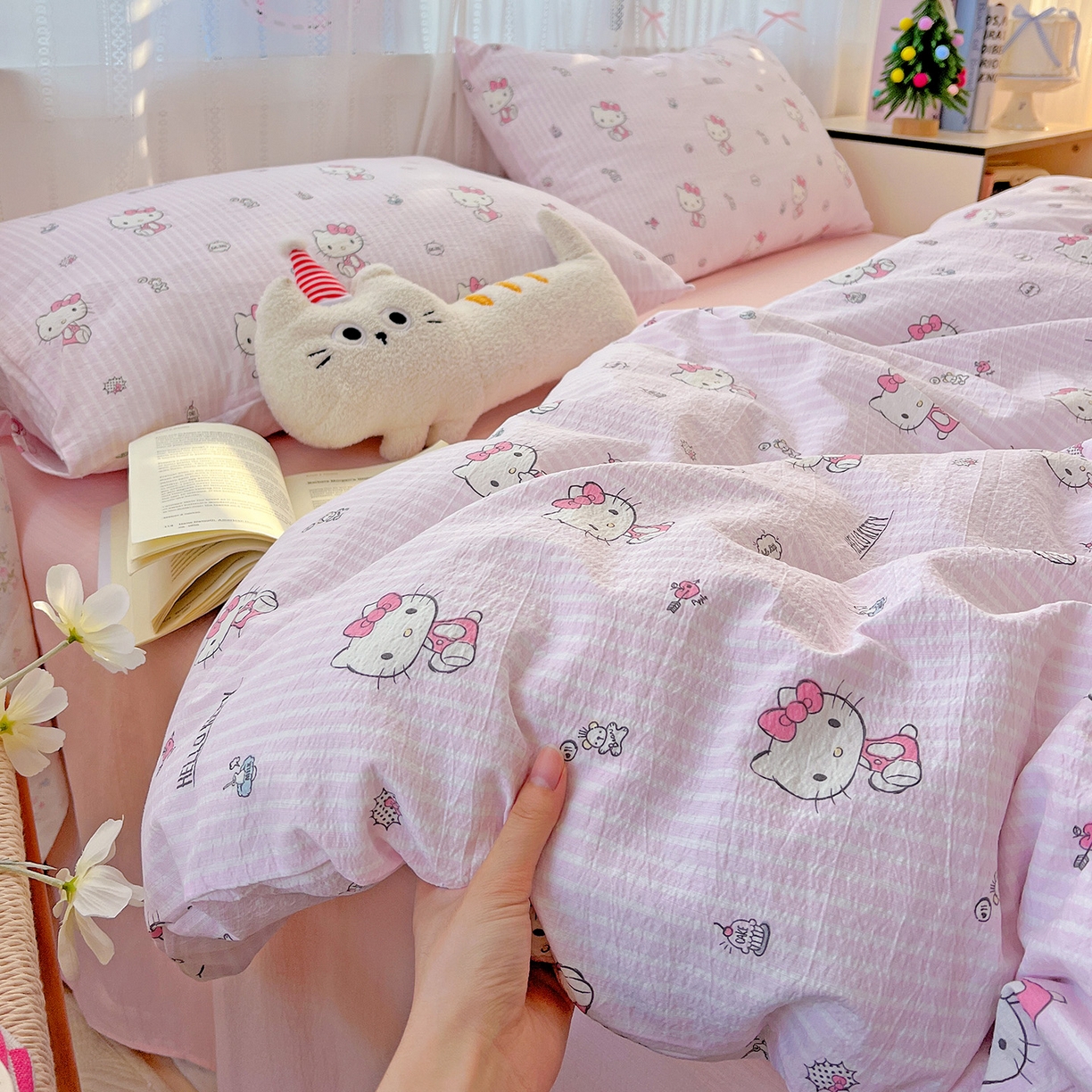 91家纺网 家纺一手货源 找家纺 奈颜 2025新款三丽鸥爆款云感双层纱印花四件套学生宿舍三件套-含防伪吊牌-提供买家秀 条纹KT-浅粉