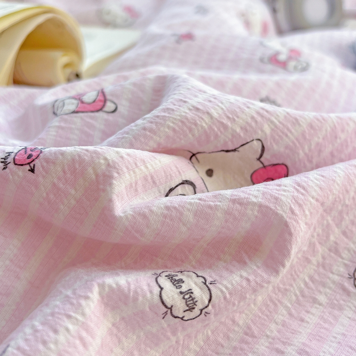 91家纺网 家纺一手货源 找家纺 奈颜 2025新款三丽鸥爆款云感双层纱印花四件套学生宿舍三件套-含防伪吊牌-提供买家秀 条纹KT-浅粉