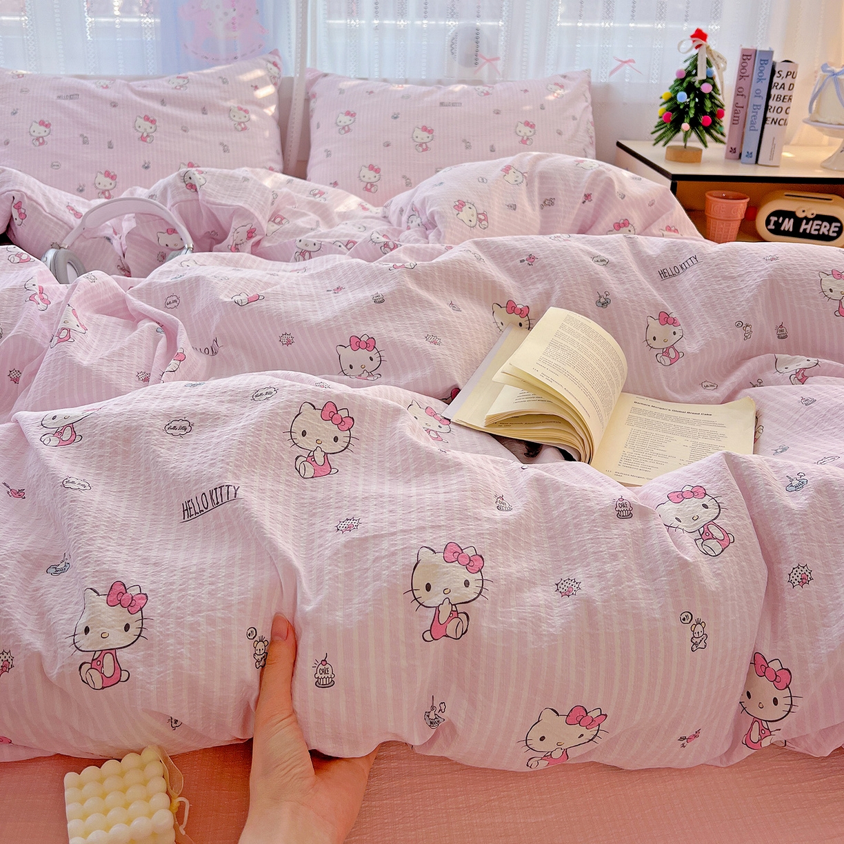 91家纺网 家纺一手货源 找家纺 奈颜 2025新款三丽鸥爆款云感双层纱印花四件套学生宿舍三件套-含防伪吊牌-提供买家秀 条纹KT-浅粉