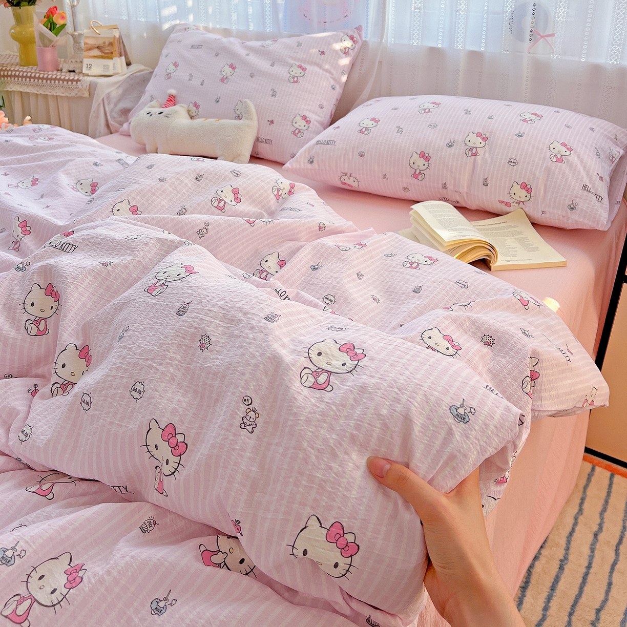 91家纺网 家纺一手货源 找家纺 奈颜 2025新款三丽鸥爆款云感双层纱印花四件套学生宿舍三件套-含防伪吊牌-提供买家秀 条纹KT-浅粉