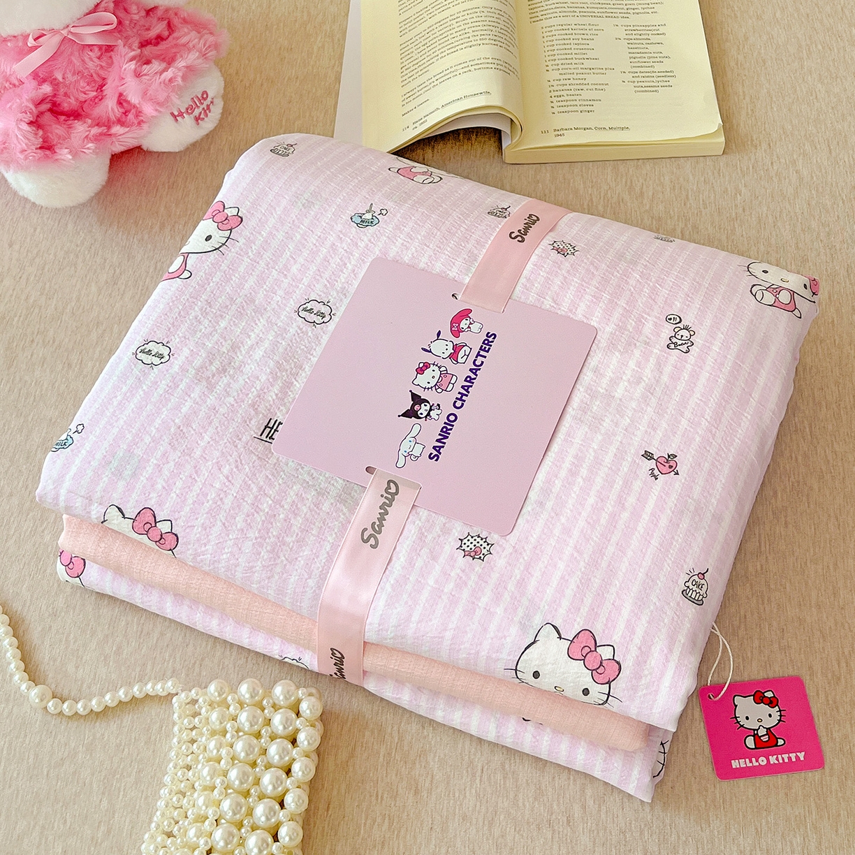 91家纺网 家纺一手货源 找家纺 奈颜 2025新款三丽鸥爆款云感双层纱印花四件套学生宿舍三件套-含防伪吊牌-提供买家秀 条纹KT-浅粉