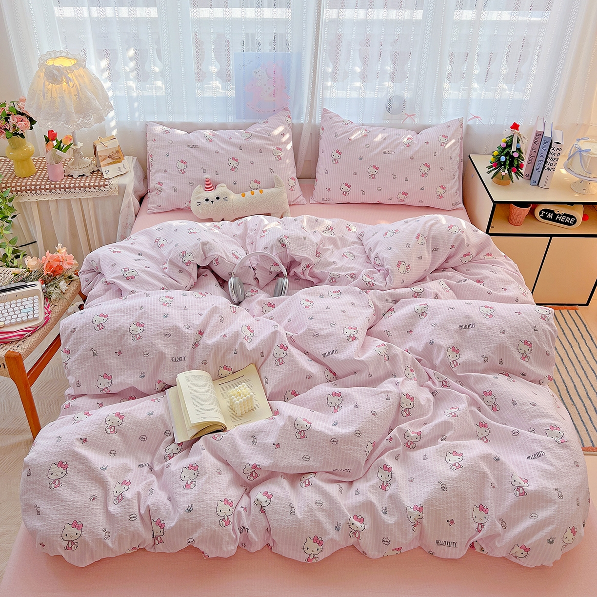 91家纺网 家纺一手货源 找家纺 奈颜 2025新款三丽鸥爆款云感双层纱印花四件套学生宿舍三件套-含防伪吊牌-提供买家秀 条纹KT-浅粉