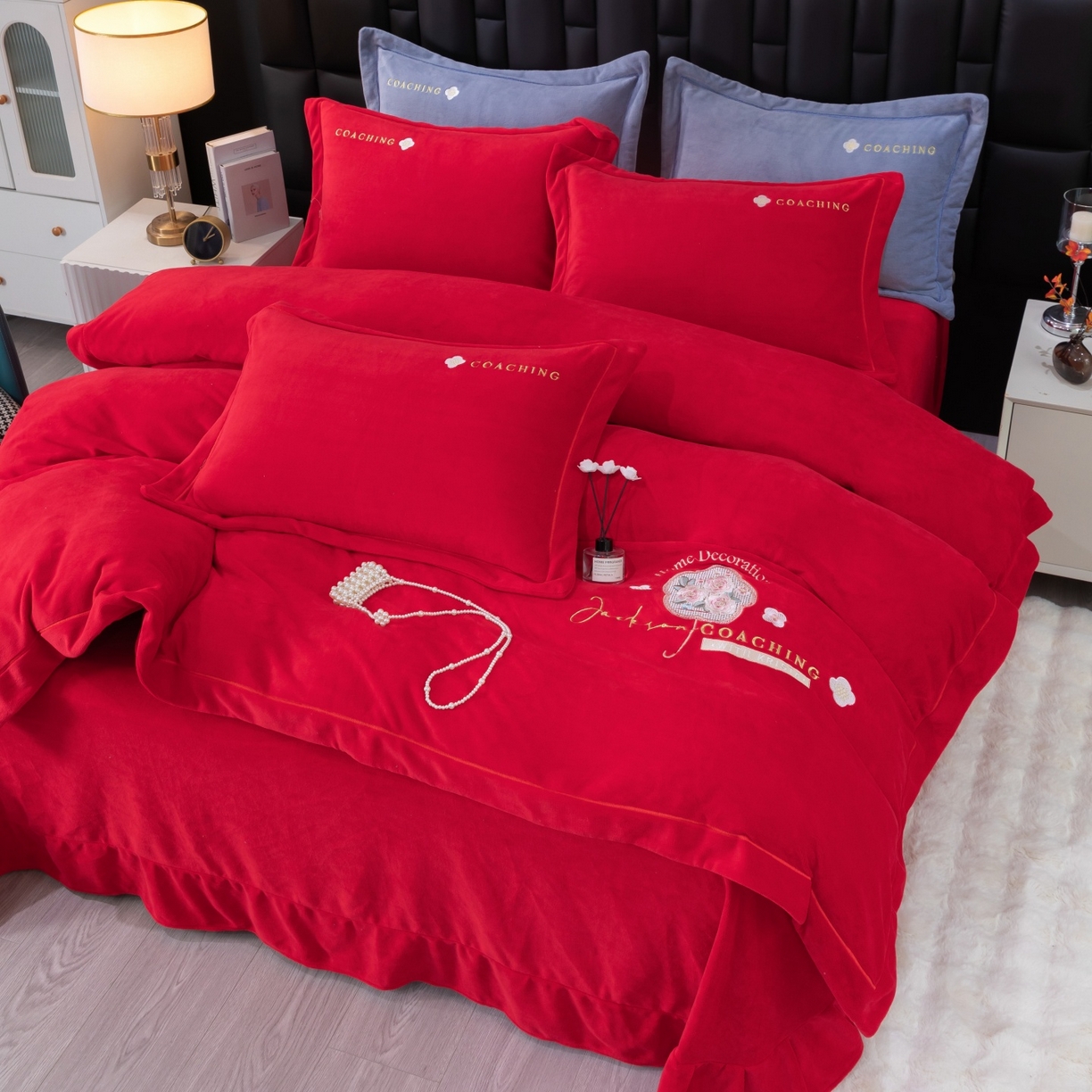 91家纺网 家纺一手货源 找家纺 优姿家纺 2025新款10斤牛奶绒宽边绣花保暖四件套-田园印象 田园印象-大红