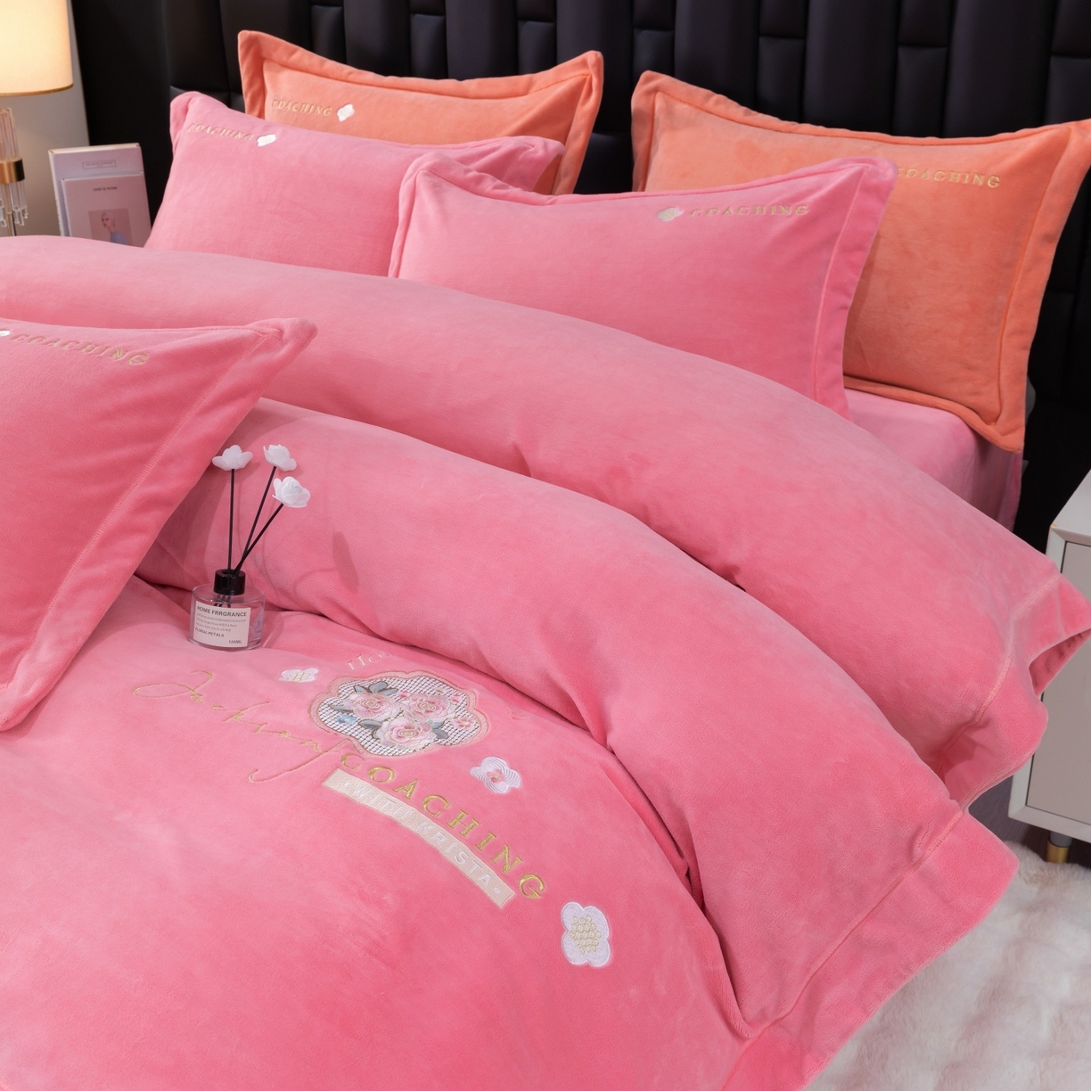 91家纺网 家纺一手货源 找家纺 优姿家纺 2025新款10斤牛奶绒宽边绣花保暖四件套-田园印象 田园印象-粉